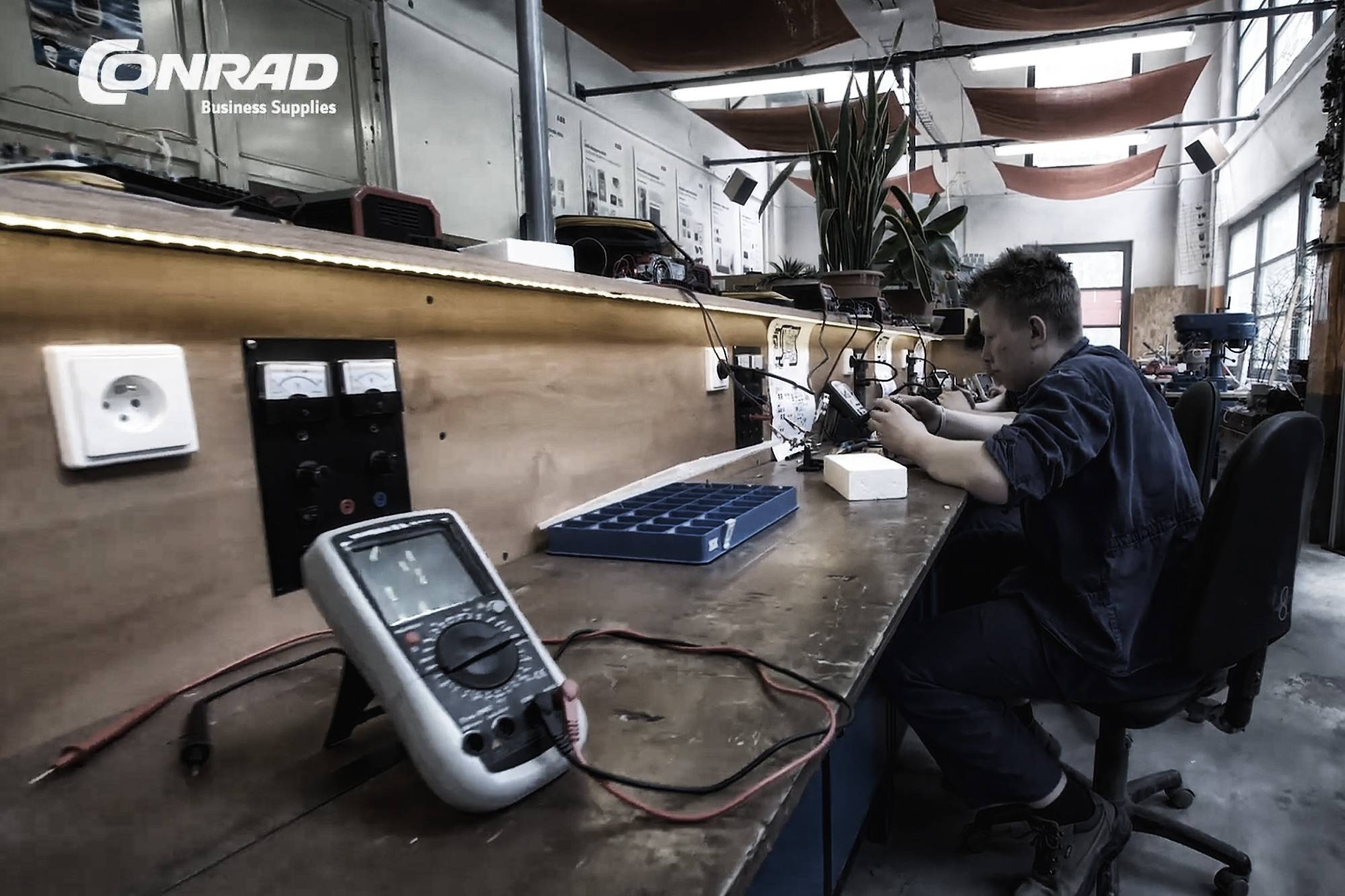 VOŠ a SPŠ ve Žďáru nad Sázavou převzala od Conradu nové vybavení pro výuku slaboproudu