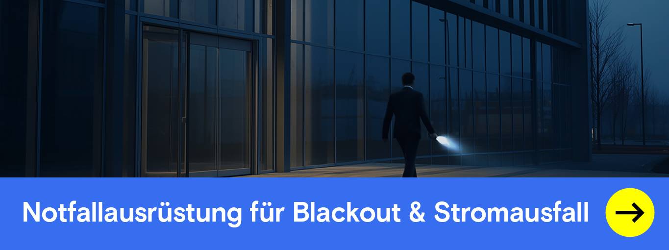 Mann mit Taschenlampe vor Gebäude. Notfallausrüstung.