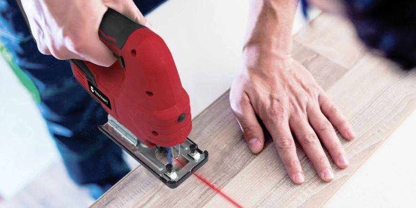 S řezáním pomáhá laser – přímočará aku pila Toolcraft