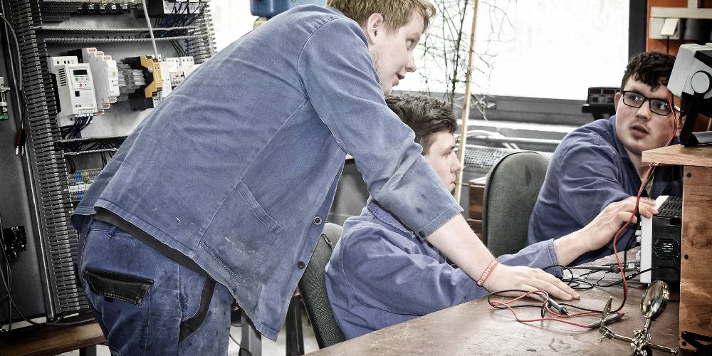 VOŠ a SPŠ ve Žďáru nad Sázavou převzala od Conradu nové vybavení pro výuku slaboproudu