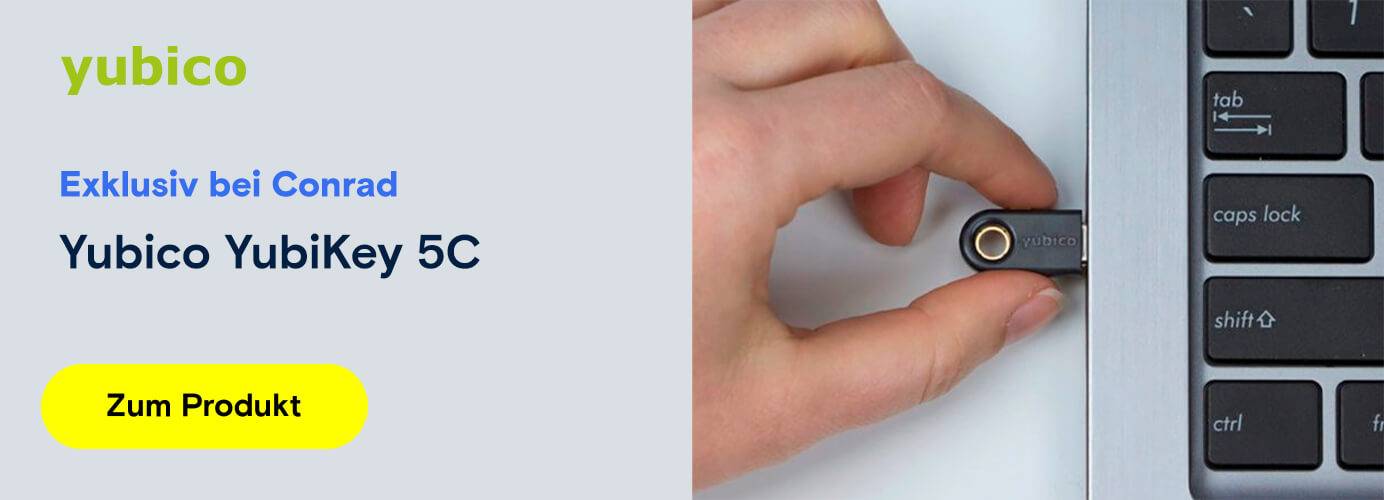 Eine Hand steckt einen Yubico YubiKey 5C Sicherheitsschlüssel in einen Laptop ein.