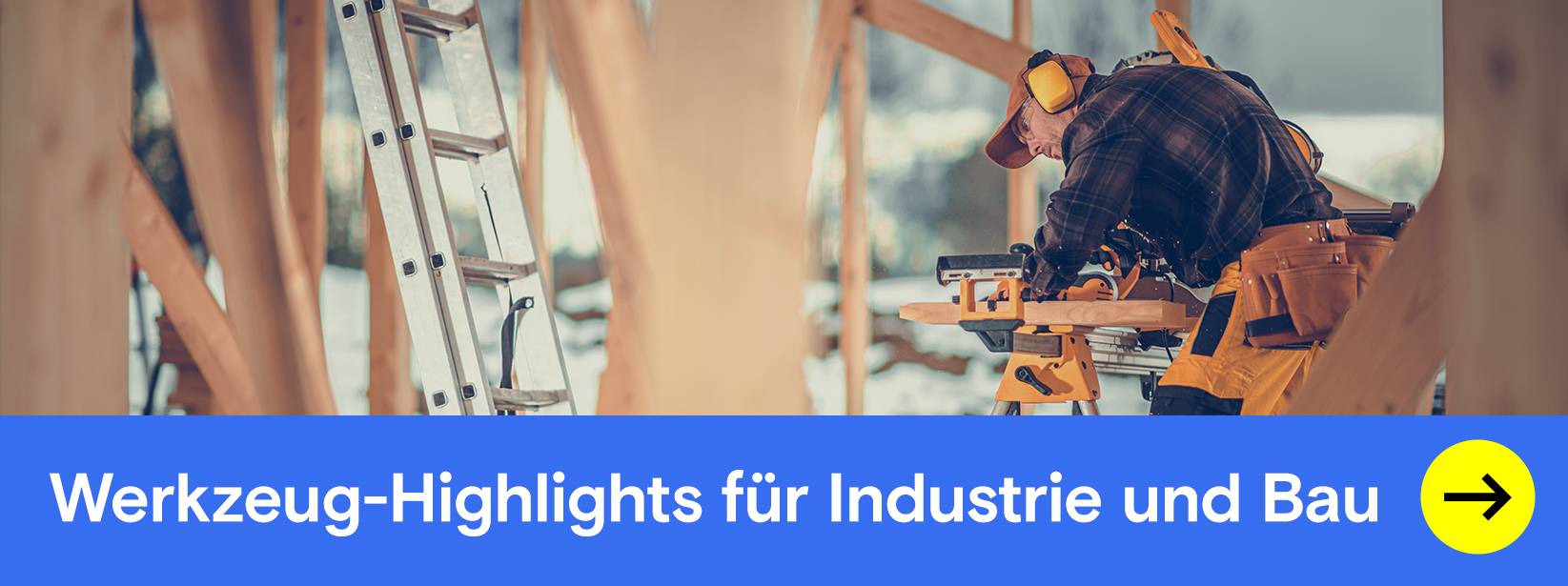 Industrie und Bau: Handwerker an einer Kappsäge im Rohbau.