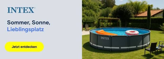 Bild mit einem Pool auf den zwei Luftmatratzen liegen