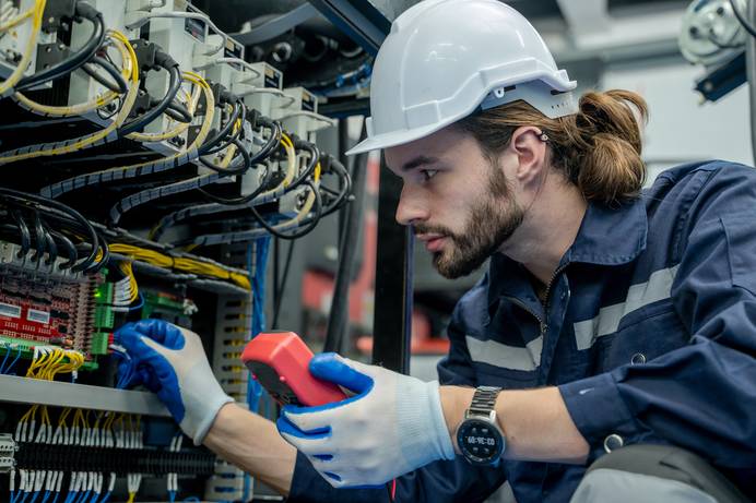 Techniker bei der Überprüfung einer elektrischen Anlage