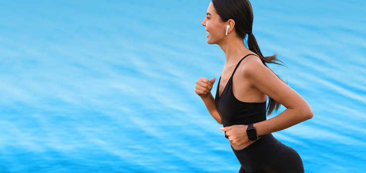 Une montre connectée contrôle le pouls, compte le nombre de pas et augmente en même temps la motivation.