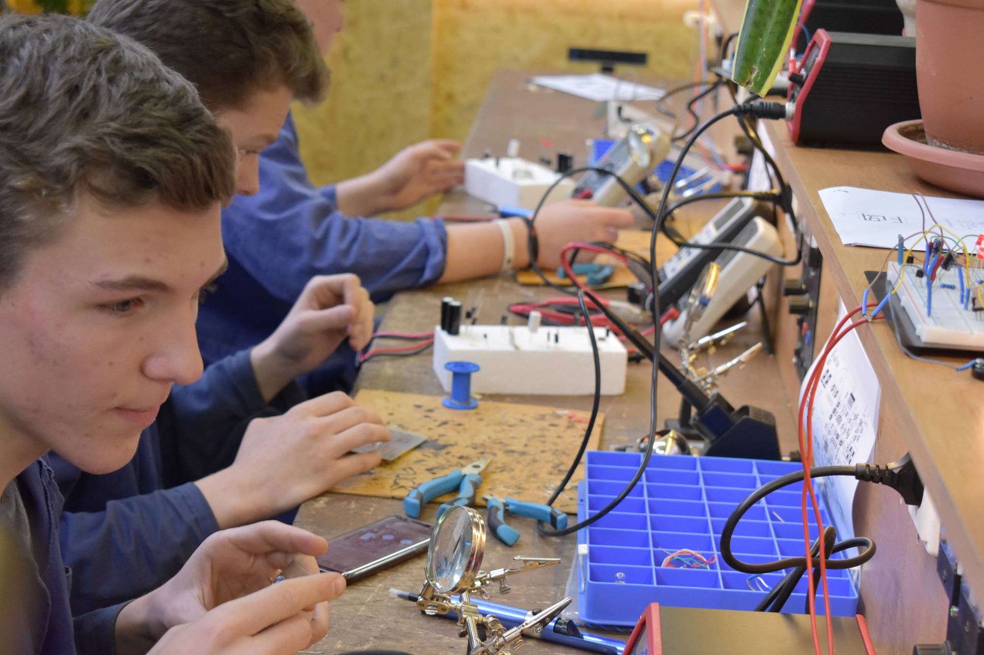 VOŠ a SPŠ ve Žďáru nad Sázavou převzala od Conradu nové vybavení pro výuku slaboproudu