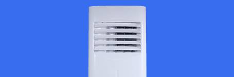  Dieses Teaserbild zeigt den oberen Teil eines vertikal ausgerichteten, weißen Geräts mit horizontalen Lamellenöffnungen, die einen Blick ins Innere ermöglichen, vor einem schlichten, einfarbigen blauen Hintergrun