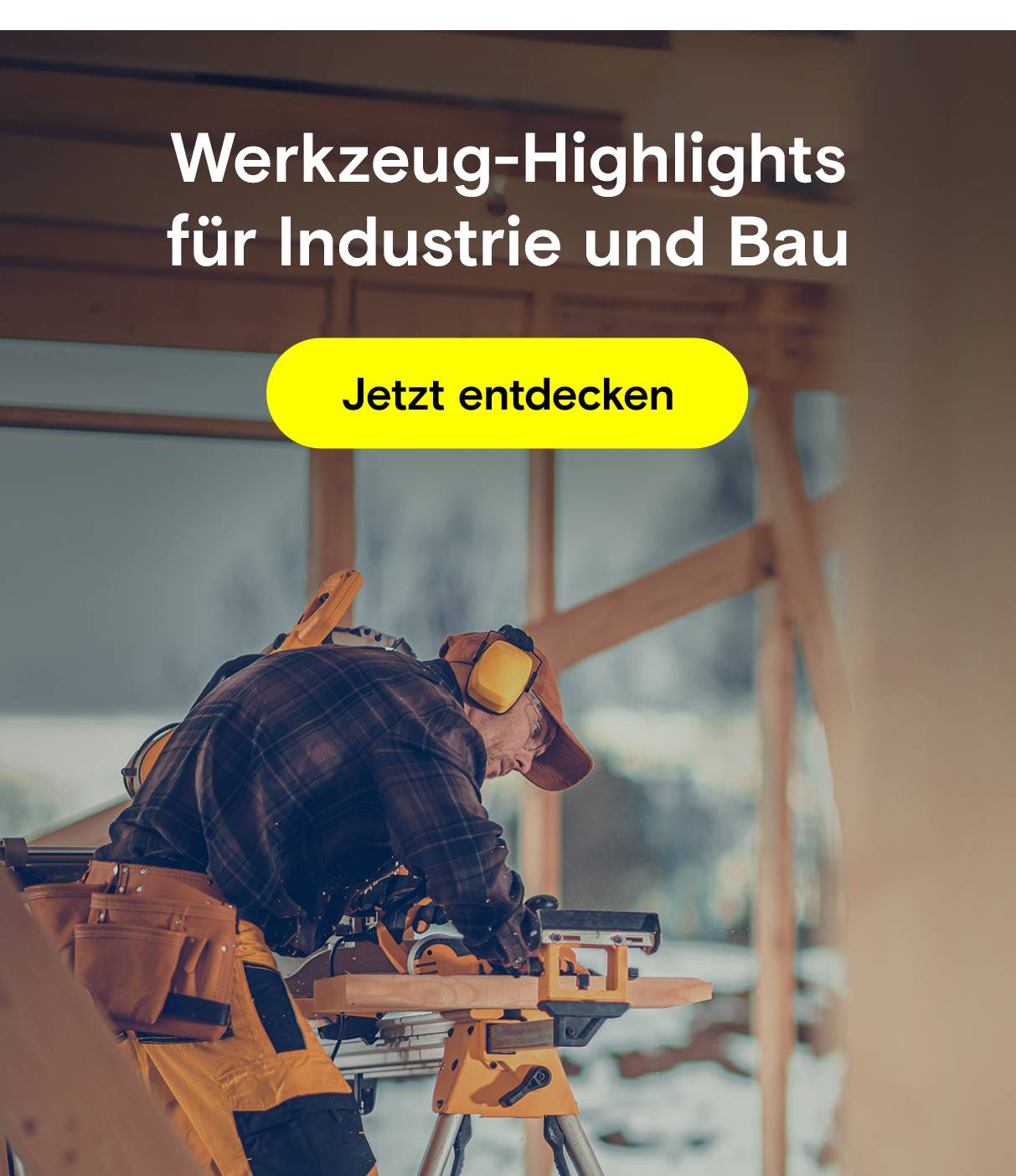 Handwerker an Säge. Text: Werkzeug-Highlights für Bau.