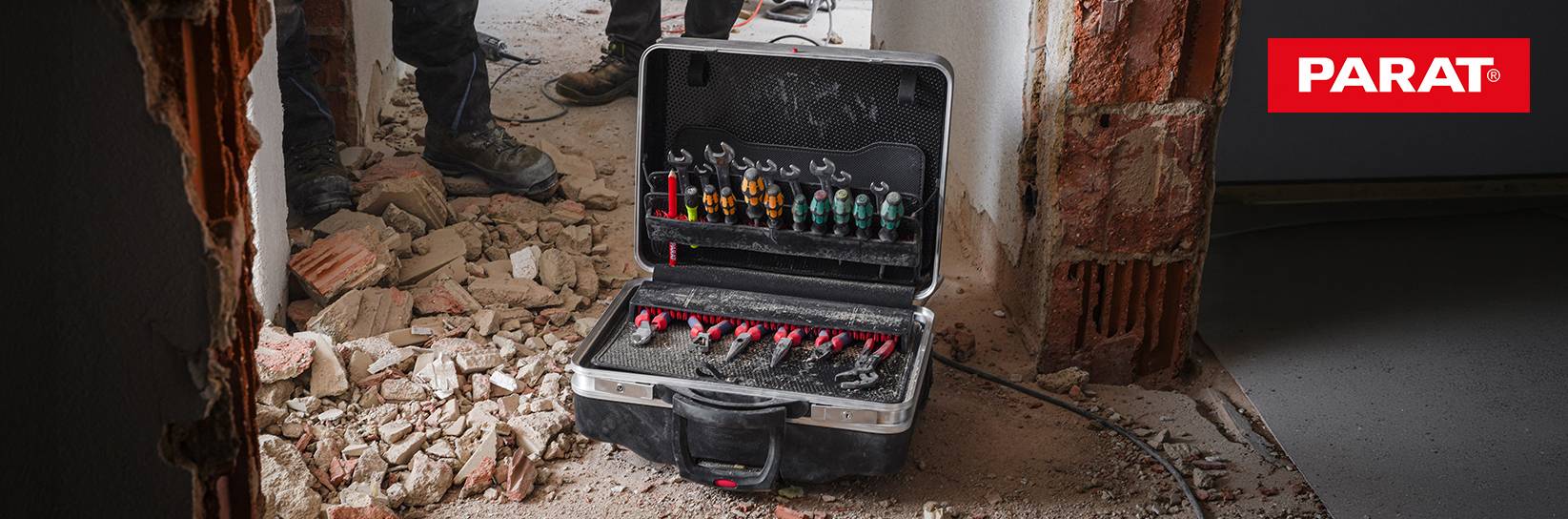 Offener PARAT Werkzeugkoffer auf einer Baustelle.