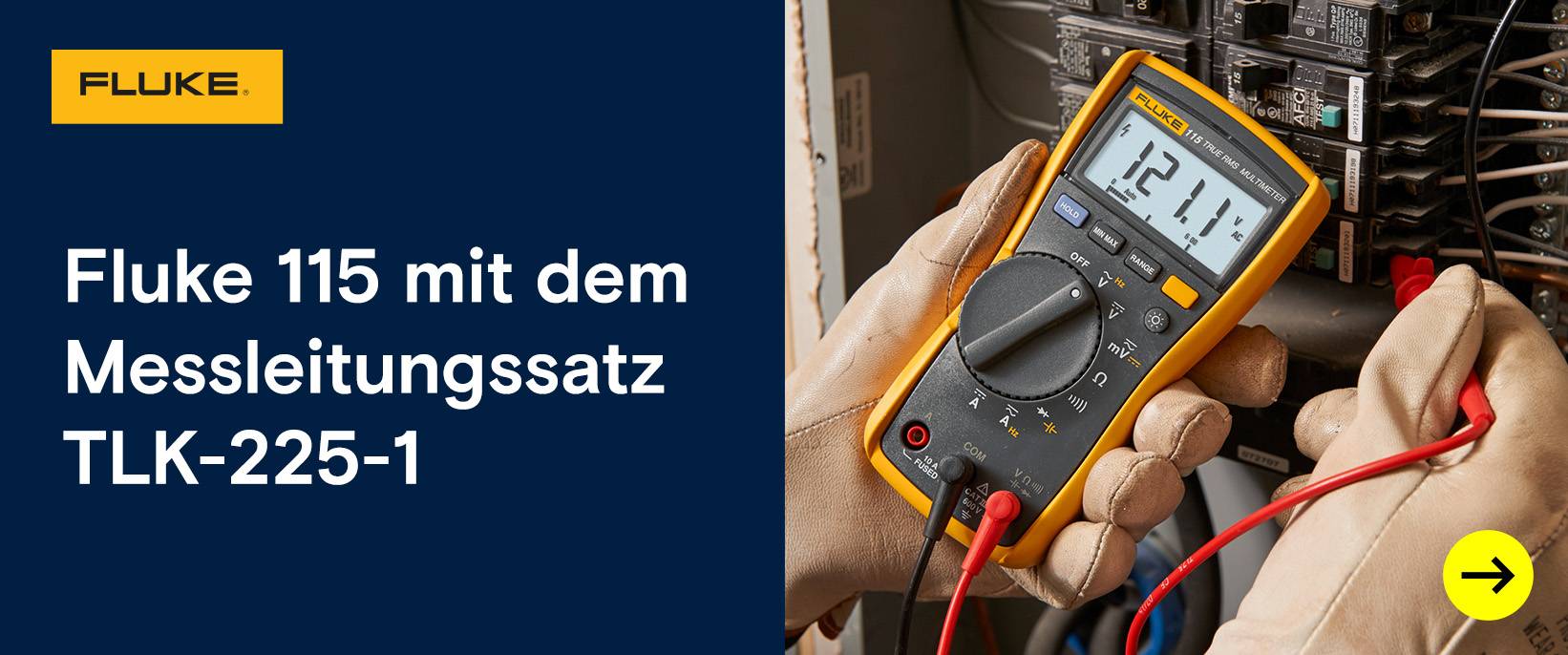 Hand mit Fluke Multimeter misst in Sicherungskasten. Fluke 115.