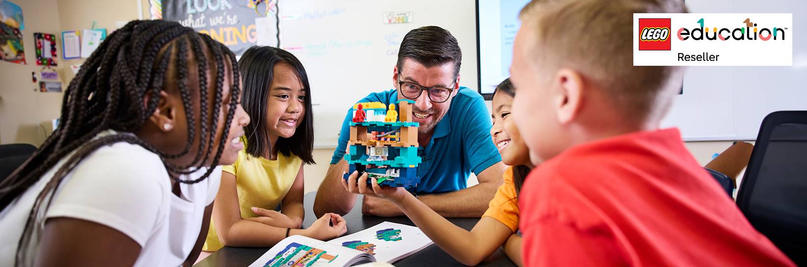 Ein Lehrer mit Schülern beim Bauen mit LEGO. Weiterleitung zu Lego Education