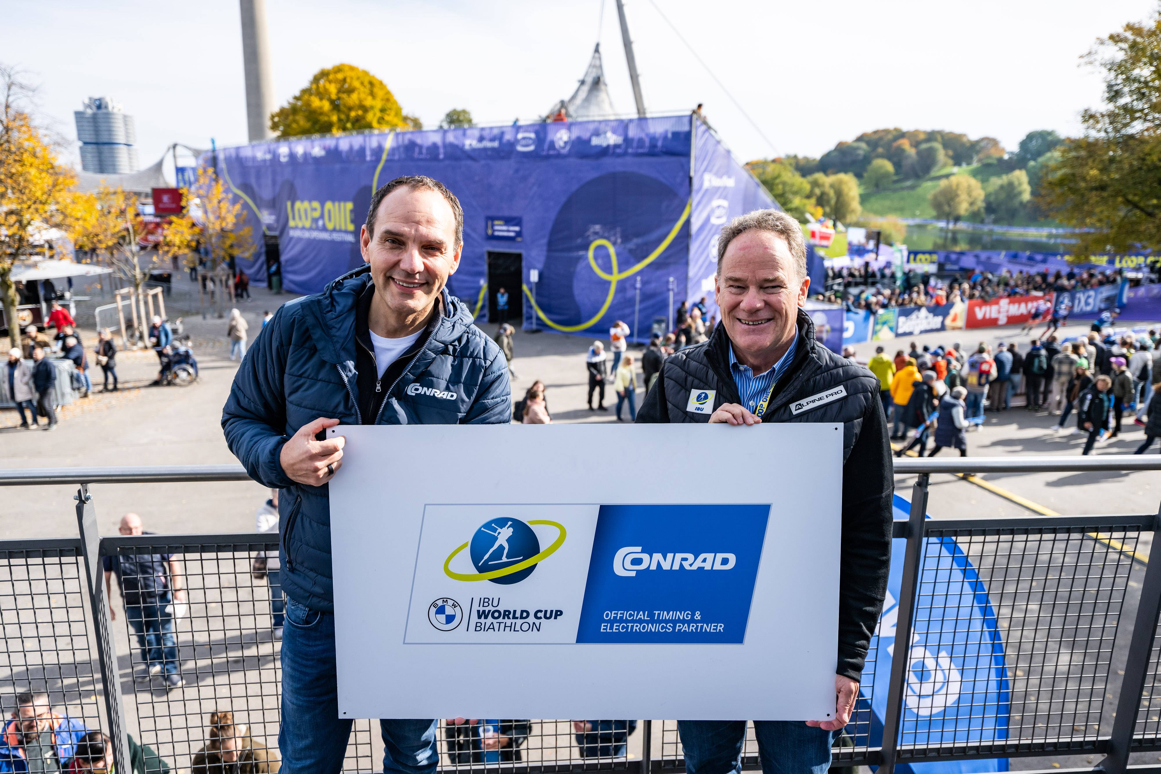 Conrad Electronic ist neuer Timing- und Elektronik-Partner des IBU Biathlon-Weltcups: Conrad CEO Ralf Bühler (links) und Max Cobb, Secretary General der International Biathlon Union (IBU), begründen auf dem Loop One Festival in München Ende Oktober die Partnerschaft.