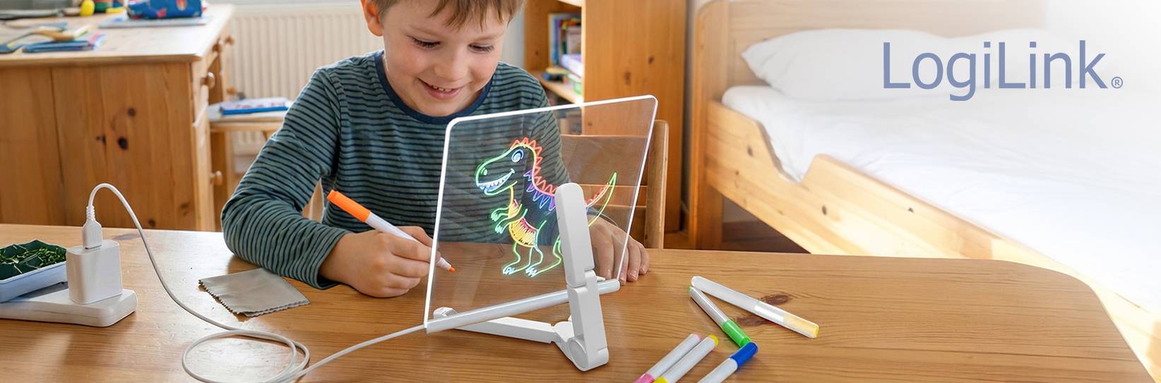 LogiLink: Kind malt leuchtenden Dinosaurier auf Zeichentafel.