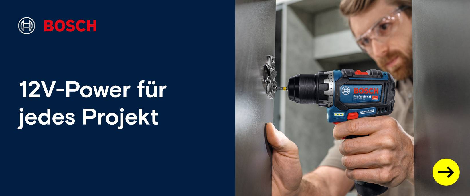 Bosch: Handwerker montiert Scharnier mit Akkuschrauber.