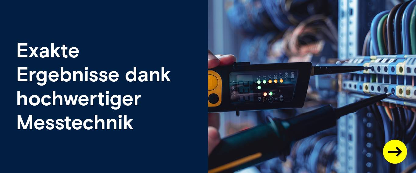 Hand hält Messgerät im Schaltschrank. Exakte Ergebnisse dank Messtechnik.