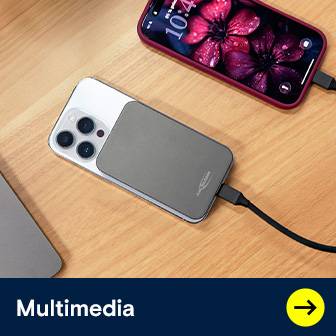 Smartphones und Powerbank auf Holztisch, exemplarisch für Multimedia-Geräte.