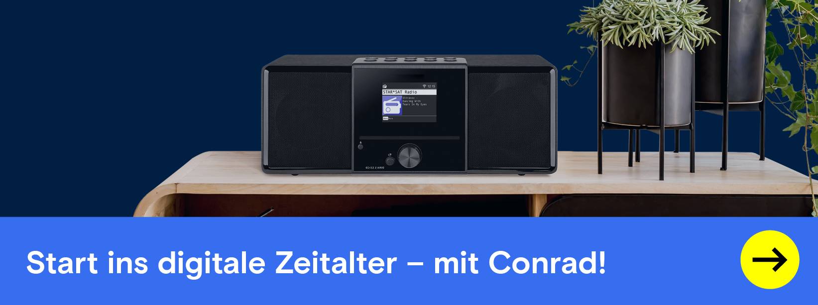Modernes Digitalradio auf Sideboard. Start ins digitale Zeitalter.