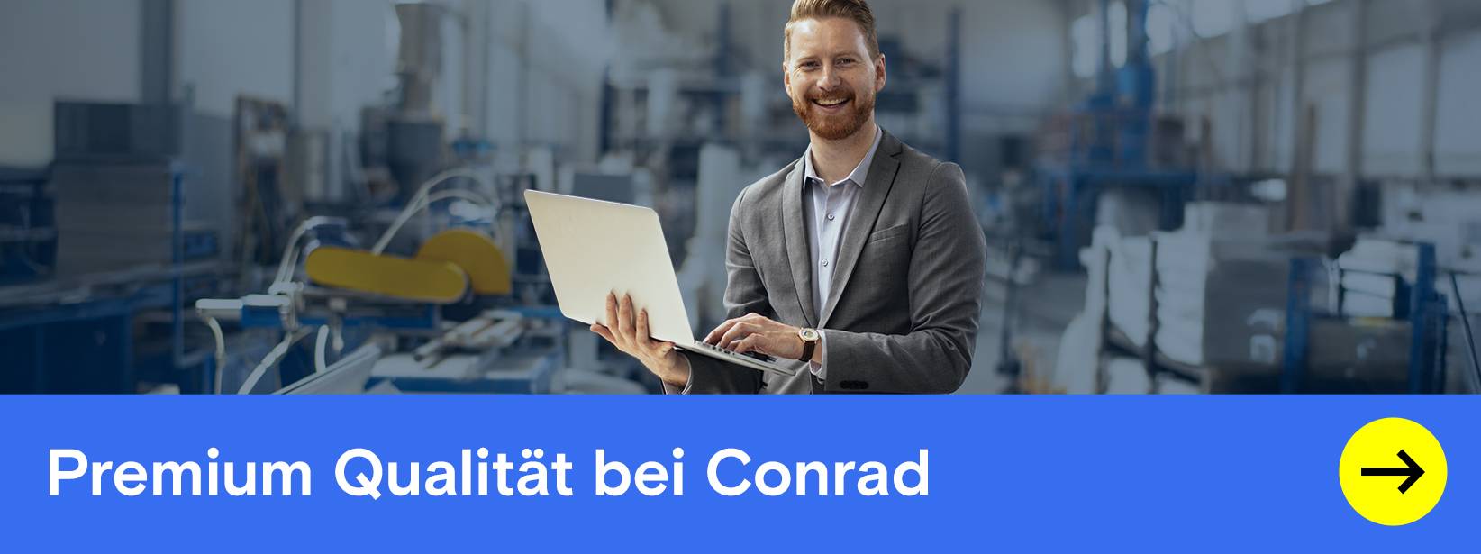 Premium-Qualität: Experte mit Laptop in einer Werkhalle.