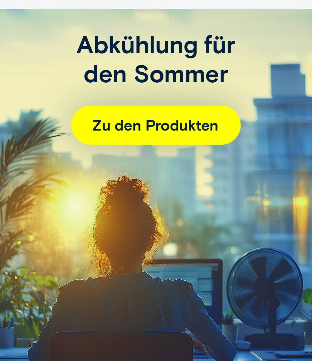 Sommer: Frau am Schreibtisch mit Ventilator bei Sonnenlicht.