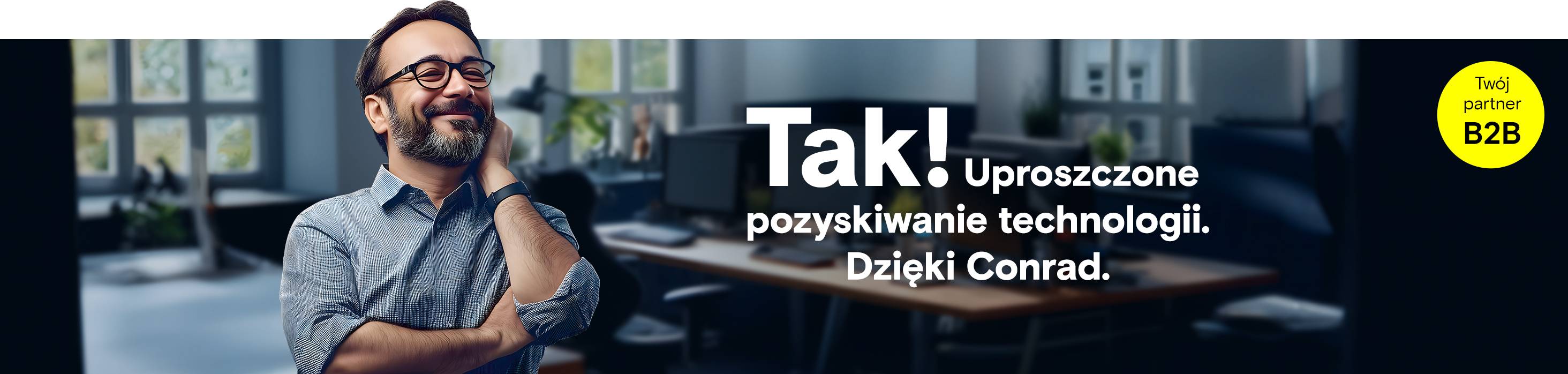 Mężczyzna w okularach opierający się o stół z monitorami komputerowymi, tekst „Yes! Procurement of technology simplified. Z Conradem.”, logo »Twój partner B2B« w żółtym kółku.