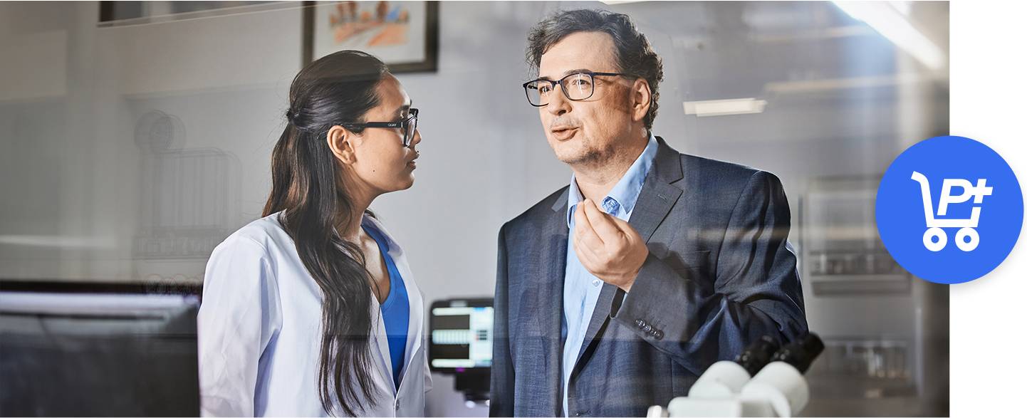 Due persone in un ufficio, una donna e un uomo, parlano tra loro. Logo con simbolo del carrello della spesa.