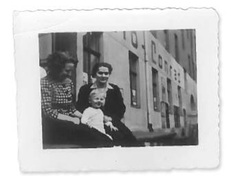 Mittagspause vor dem „Radio-Conrad“ Stammsitz