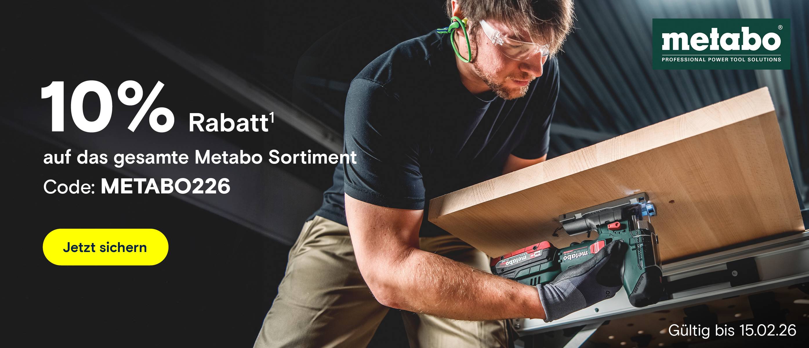 Handwerker sägt Holzplatte. Text: 10% Rabatt auf Metabo.