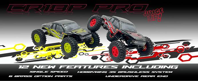 Zwei ferngesteuerte Monstertrucks des Modells "CR18P PRO", wobei ein Fahrzeug über das andere klettert, um seine Geländegängigkeit zu demonstrieren.