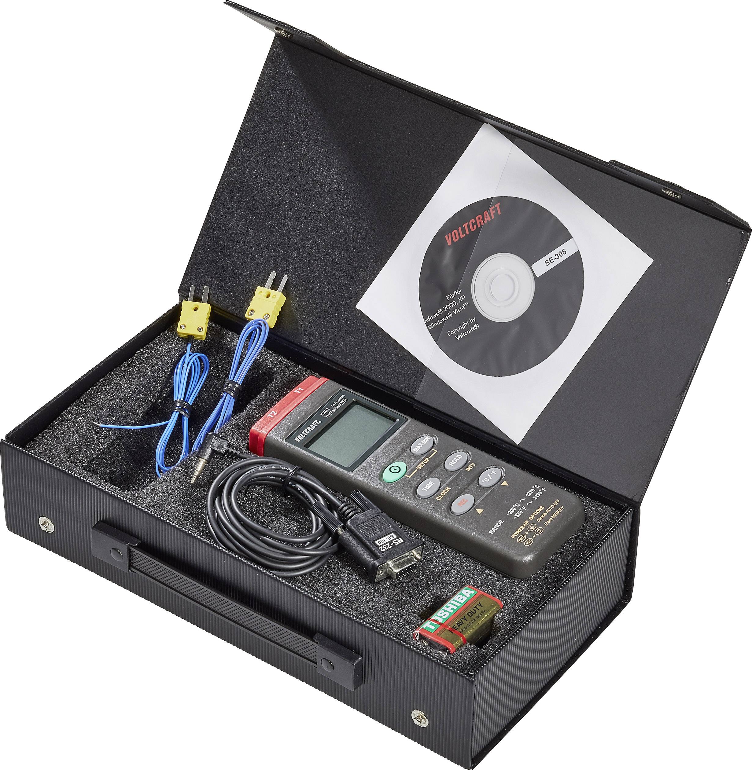 Otevřený kufřík s digitálním teploměrem, dvěma sondovými kabely, USB kabelem, baterií a CD.