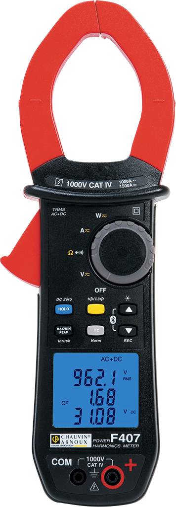 Digitální klešťový multimetr s modrým displejem, zobrazující naměřené hodnoty 96,21 a 1,68. Červené kleště, černé pouzdro. Primárně používán pro měření napětí a proudu.