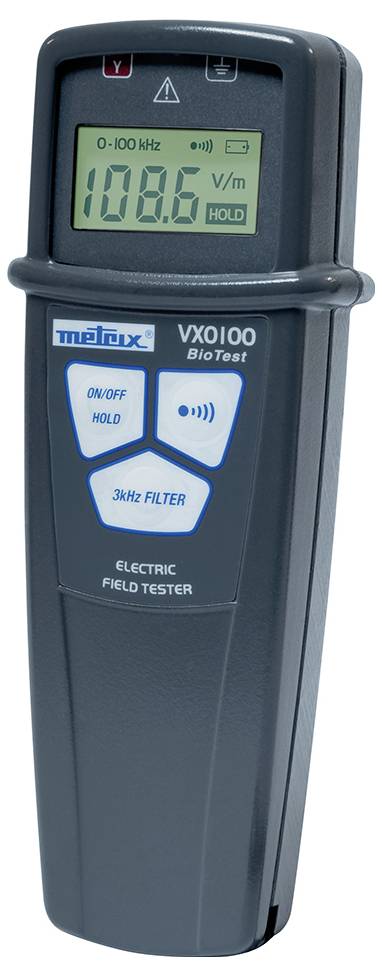 Ruční přístroj pro měření elektrických polí s displejem zobrazujícím '108,6 V/m', modré a bílé tlačítka pro ovládání.