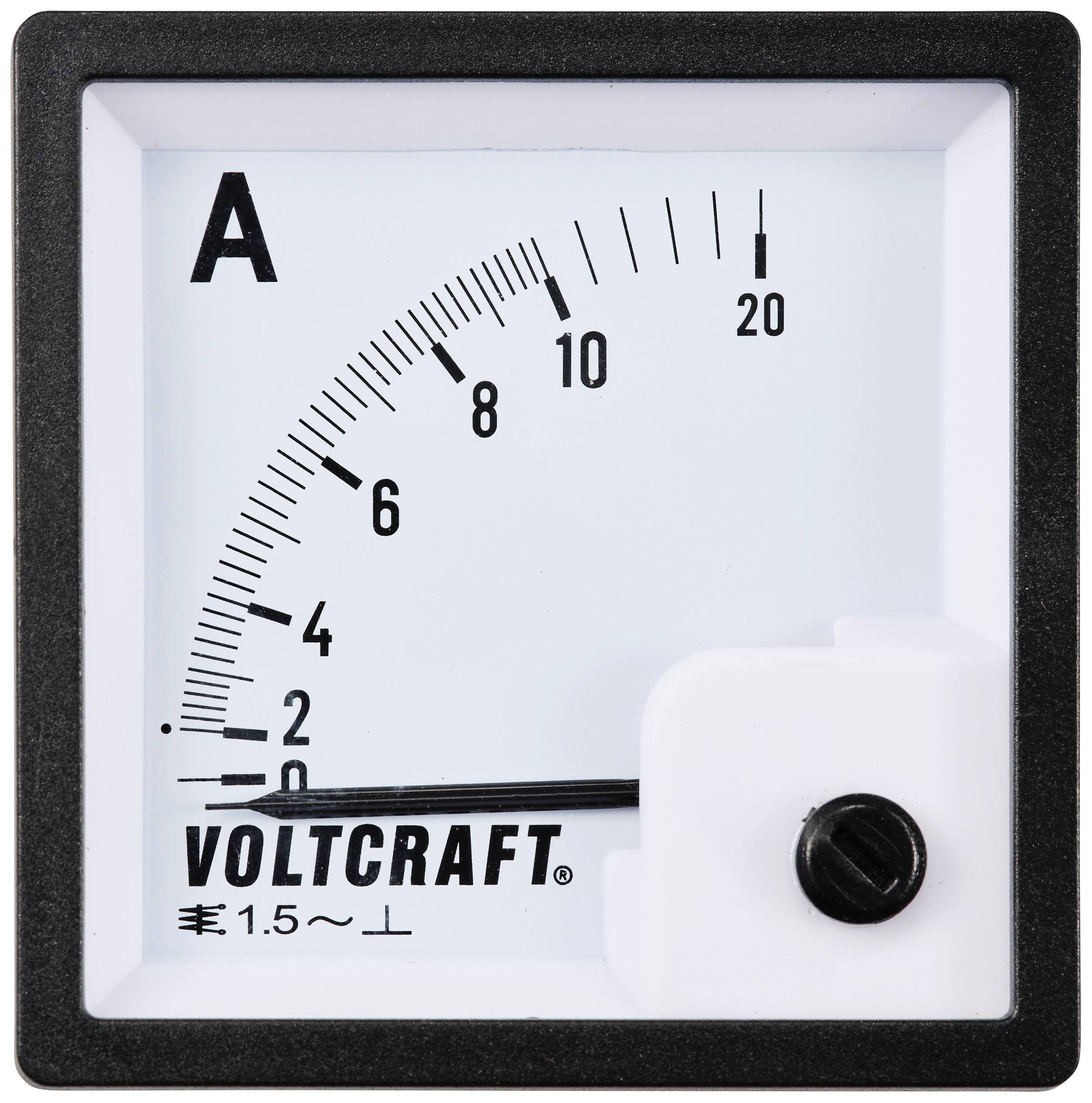 Analogový ampérmetr ukazuje přibližně 2,5 ampéru. Stupnice od 0 do 20 ampérů. Označení výrobce 'Voltcraft'.
