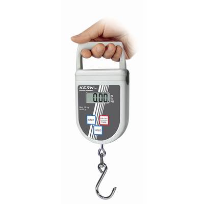 Jedna ruka drží digitální závěsnou váhu značky Kern s hákem na spodní straně. Displej ukazuje '0,00'.
