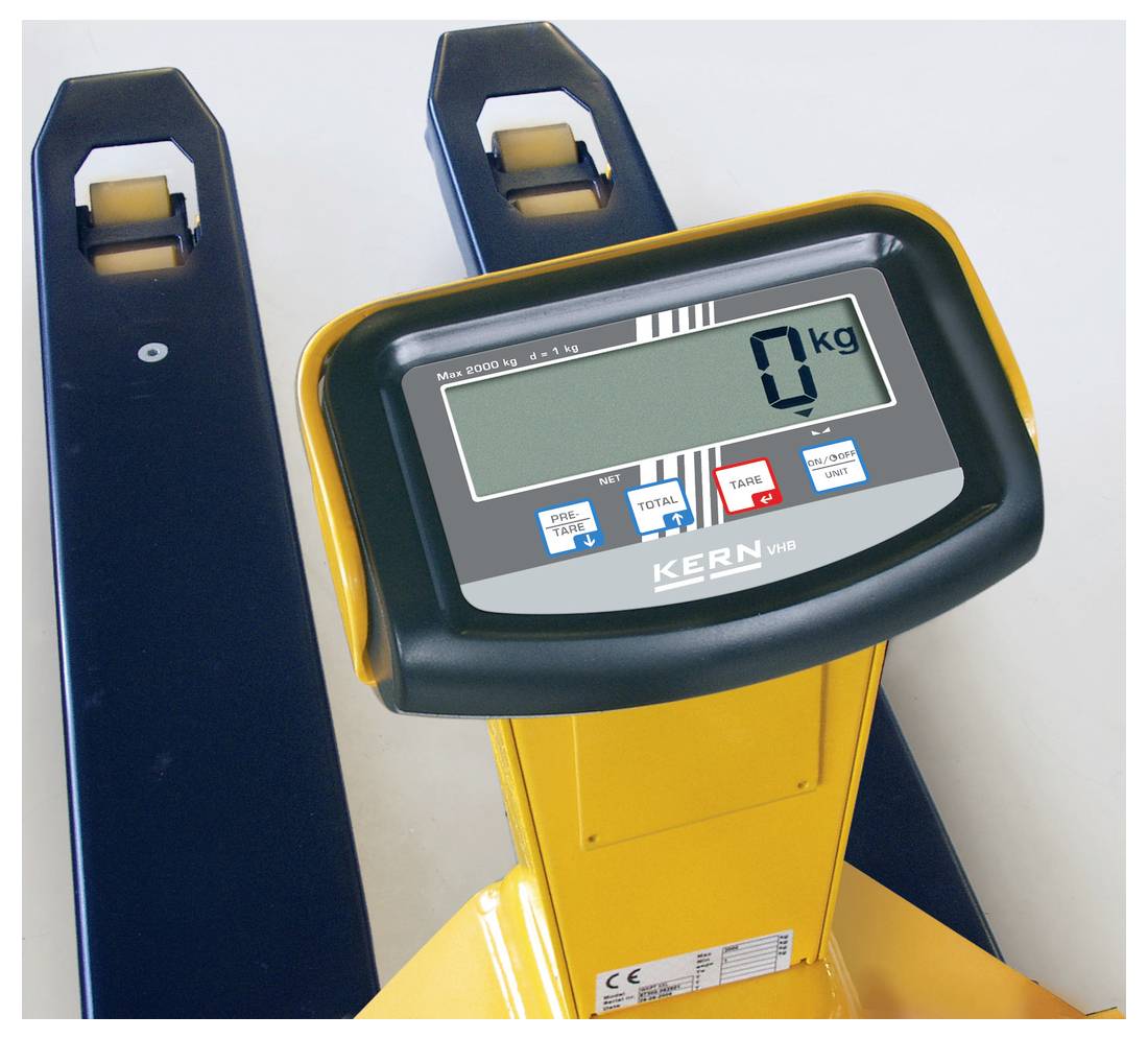 Digitální displej paletové váhy ukazuje '0 kg'. Váha se skládá z žlutých vidlic a černé jednotky s displejem. Maximální kapacita je 2000 kg.