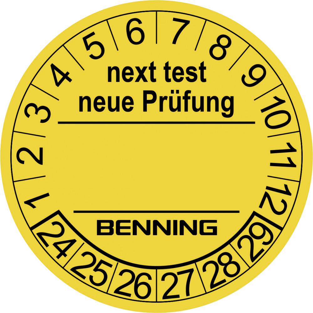 Žlutý kontrolní štítek s nápisem 'příští kontrola nový test' a 'BENNING', čísla od 1 do 12, měsíce pro termín.