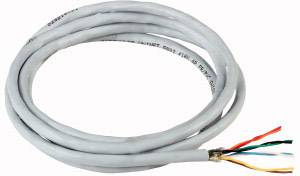 Šedý koaxiální kabel je navinut s otevřenými konci, které odhalují čtyři barevné vodiče, což je ideální pro elektrické instalace.