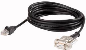 Černý kabel s konektorem RJ45 na jedné straně a sériovým konektorem DB9 na straně druhé.