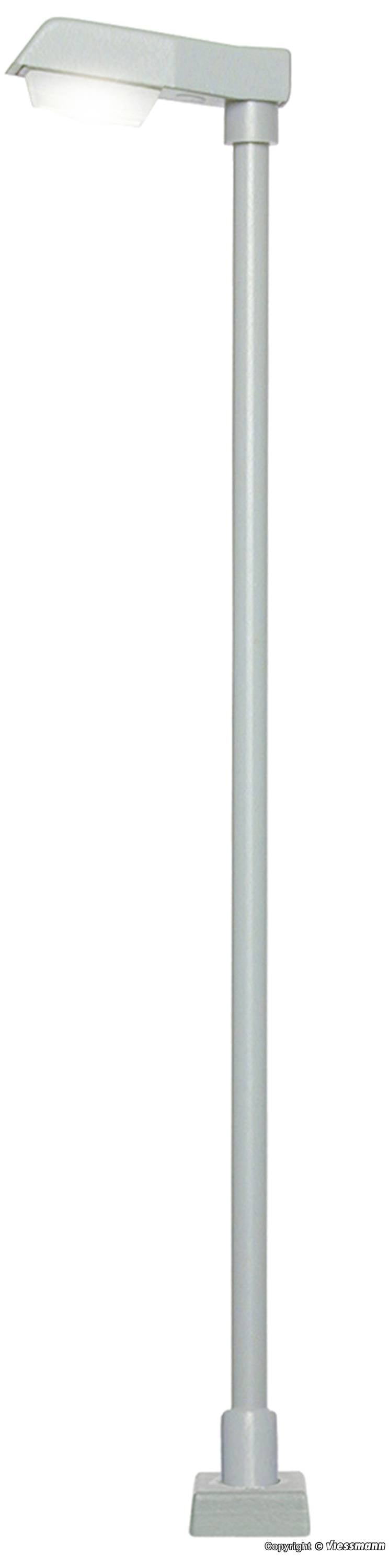 Šedá stojací lampa s moderním designem a obdélníkovým stínidlem, vhodná do interiéru.