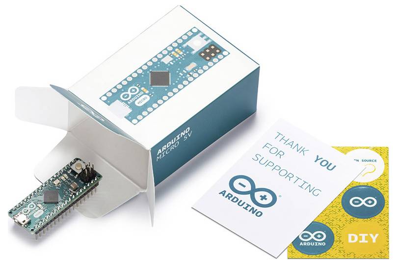 Deska Arduino Micro a balení s kartou "Děkujeme za podporu Arduino" a DIY nálepkou na bílém pozadí.