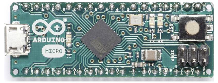 Mikrořadič Arduino Micro s USB konektorem, centrálním čipem a označenými piny podél obou hran.