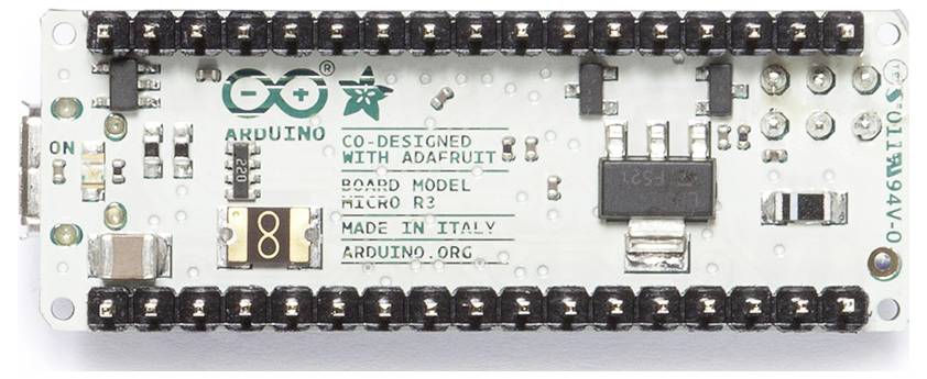 Deska mikrokontroléru Arduino Nano s konektorem USB, pájecími ploškami, kolíky konektoru a tištěnými popisy včetně 'ARDUINO' a 'VYROBENO V ITÁLII'.