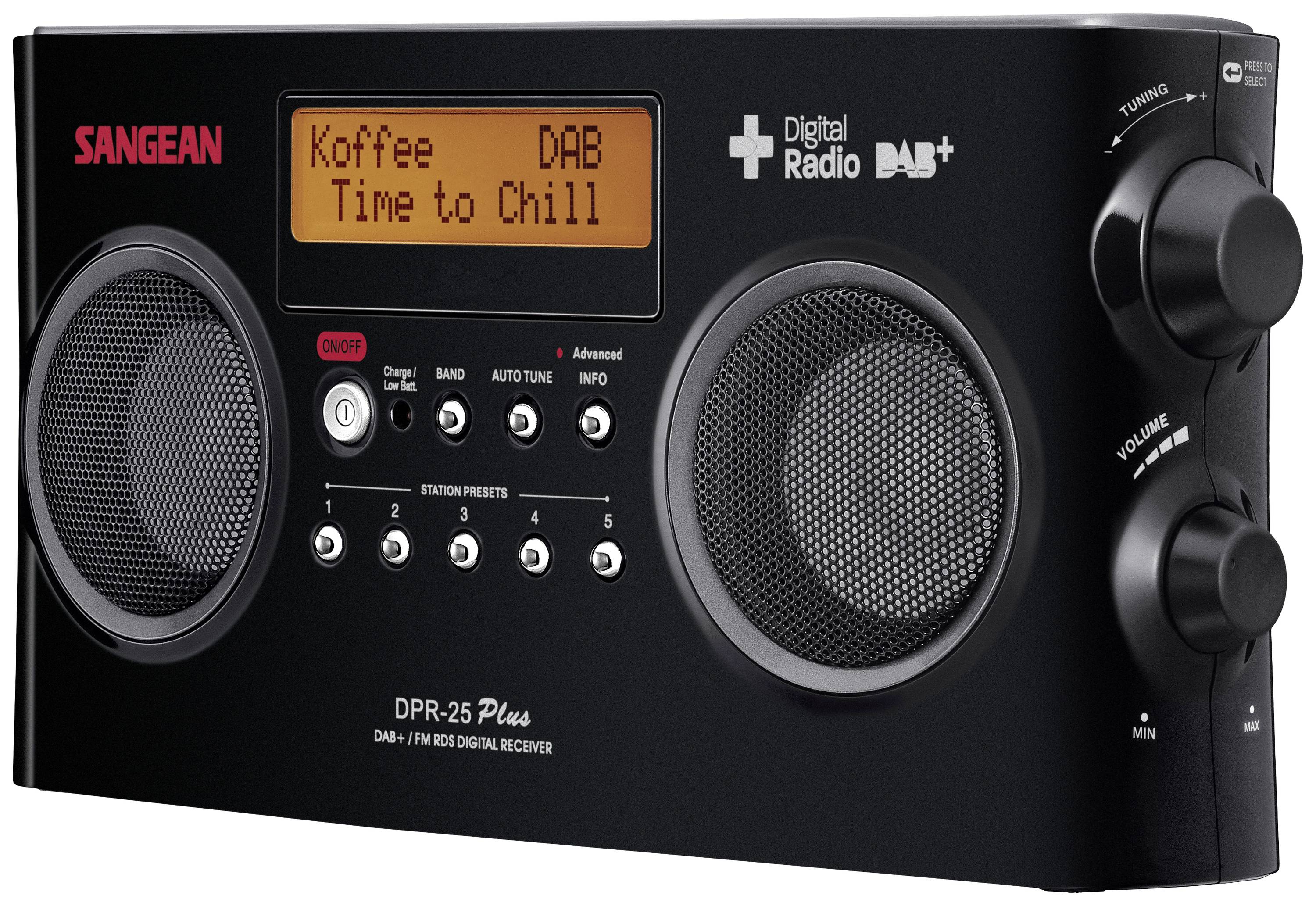 Černé digitální rádio se dvěma reproduktory. Na displeji svítí nápis: 'Koffee DAB Time to Chill'. Vpředu jsou umístěny tlačítka a otočný ovladač.