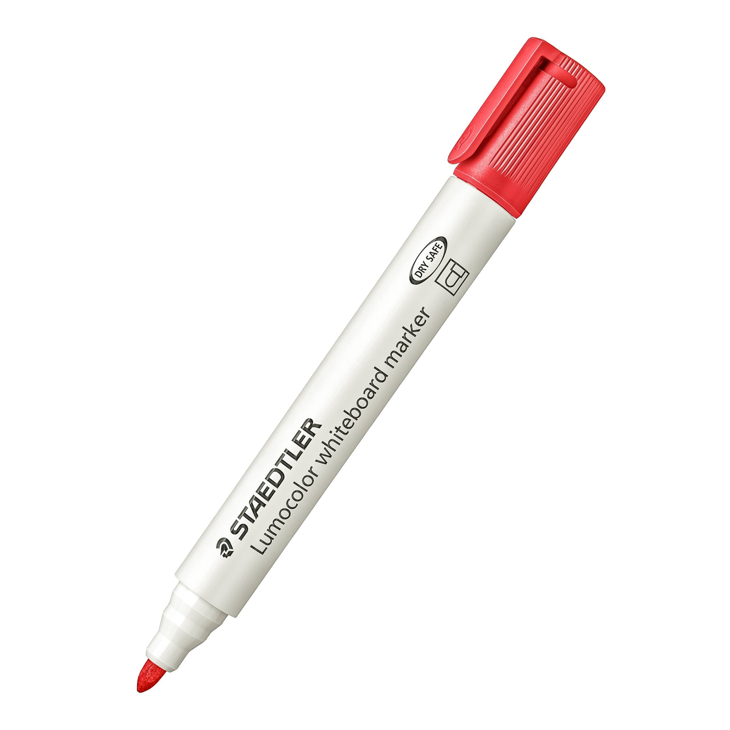 Bílý popisovač na bílou tabuli s červeným víčkem a červeným hrotem leží šikmo. Na popisovači je napsáno 'STAEDTLER Lumocolor whiteboard marker'.