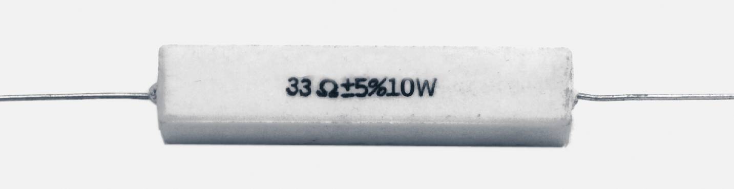 Cementový drátový odpor s nápisem '33 Ω ±5% 10W', vhodný pro použití v elektronických obvodech.