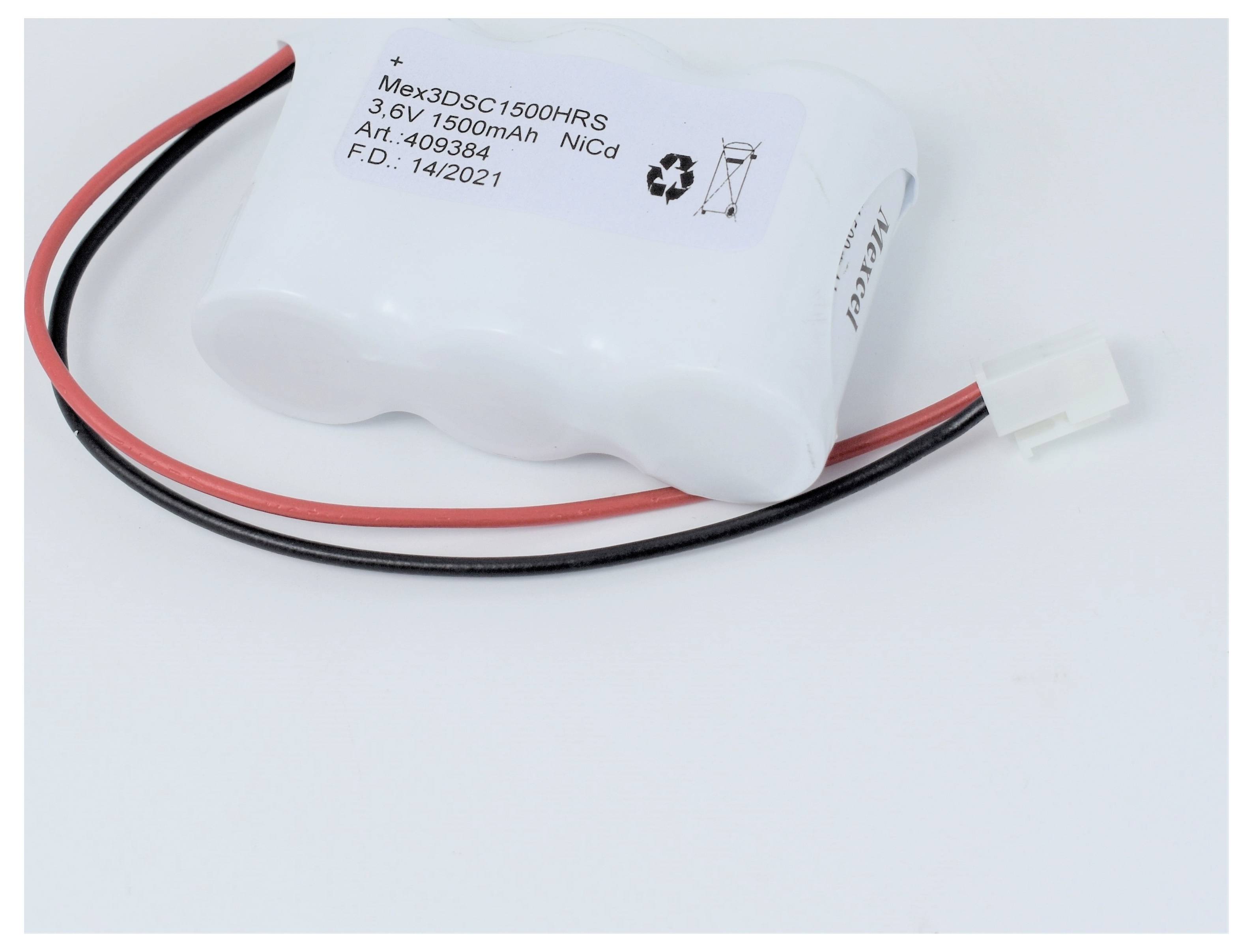 Bílá, obdélníková nabíjecí baterie s černými a červenými vodiči a bílým konektorem. Štítek obsahuje specifikace jako "3,6V 1500mAh NiCd".