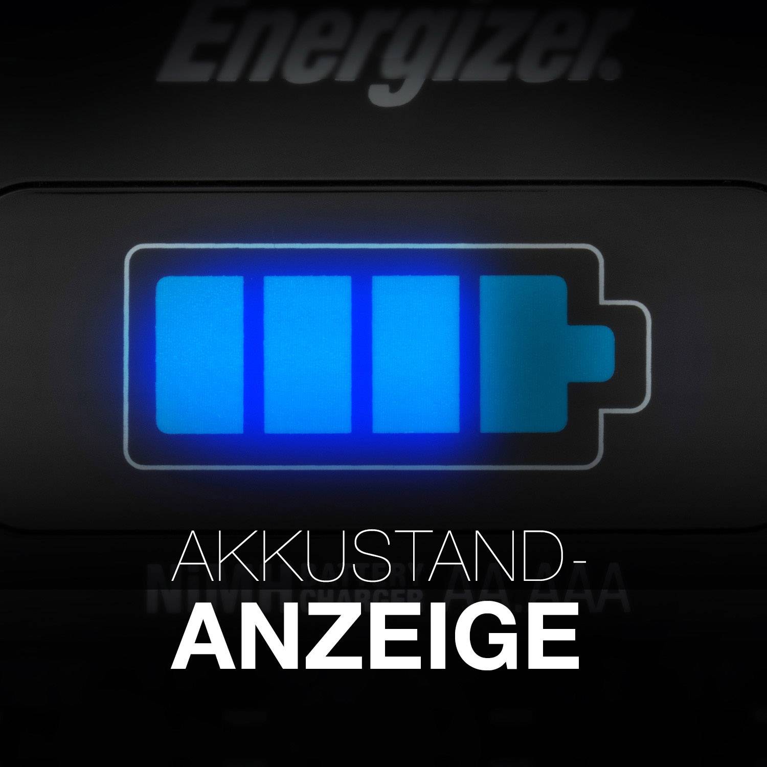 Digitální displej zobrazuje plně modrý nabíjecí pruh s nápisem "Stav baterie" pod ním. V pozadí je nápis "Energizer".
