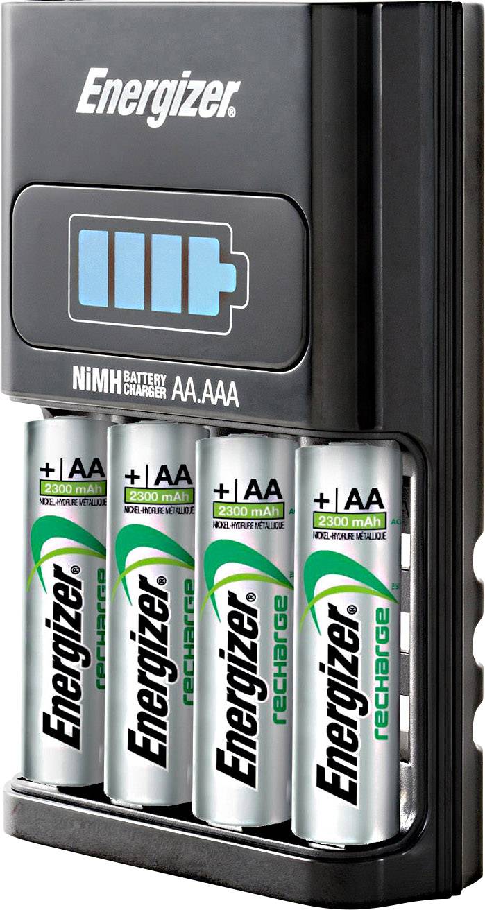 Nabíječka baterií od Energizeru se čtyřmi nabitými bateriemi AA, jejíž displej ukazuje zcela plný indikátor nabití.