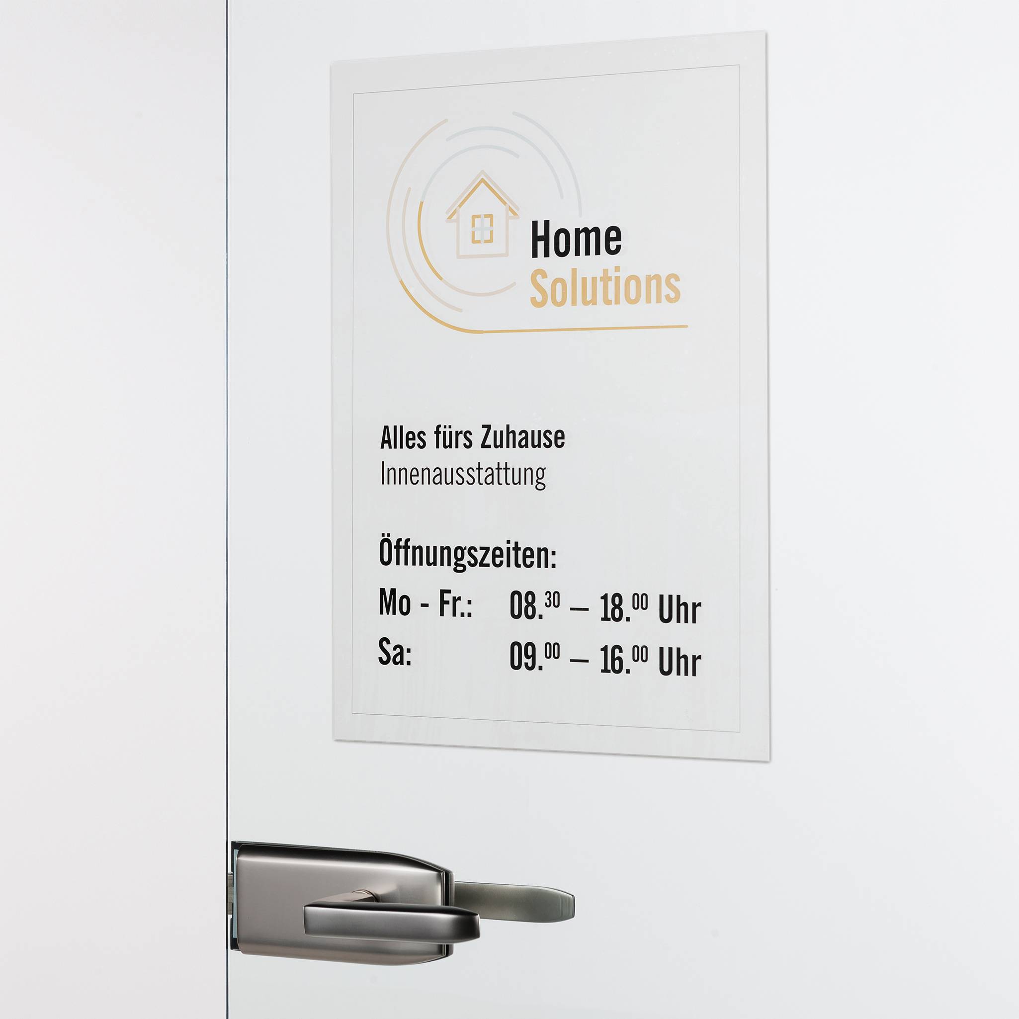 Štít na dveřích s logem 'Home Solutions'. Text: 'Vše pro váš domov - Vnitřní vybavení. Otevírací doba: Po-Pá: 08:30-18:00, So: 09:00-16:00'