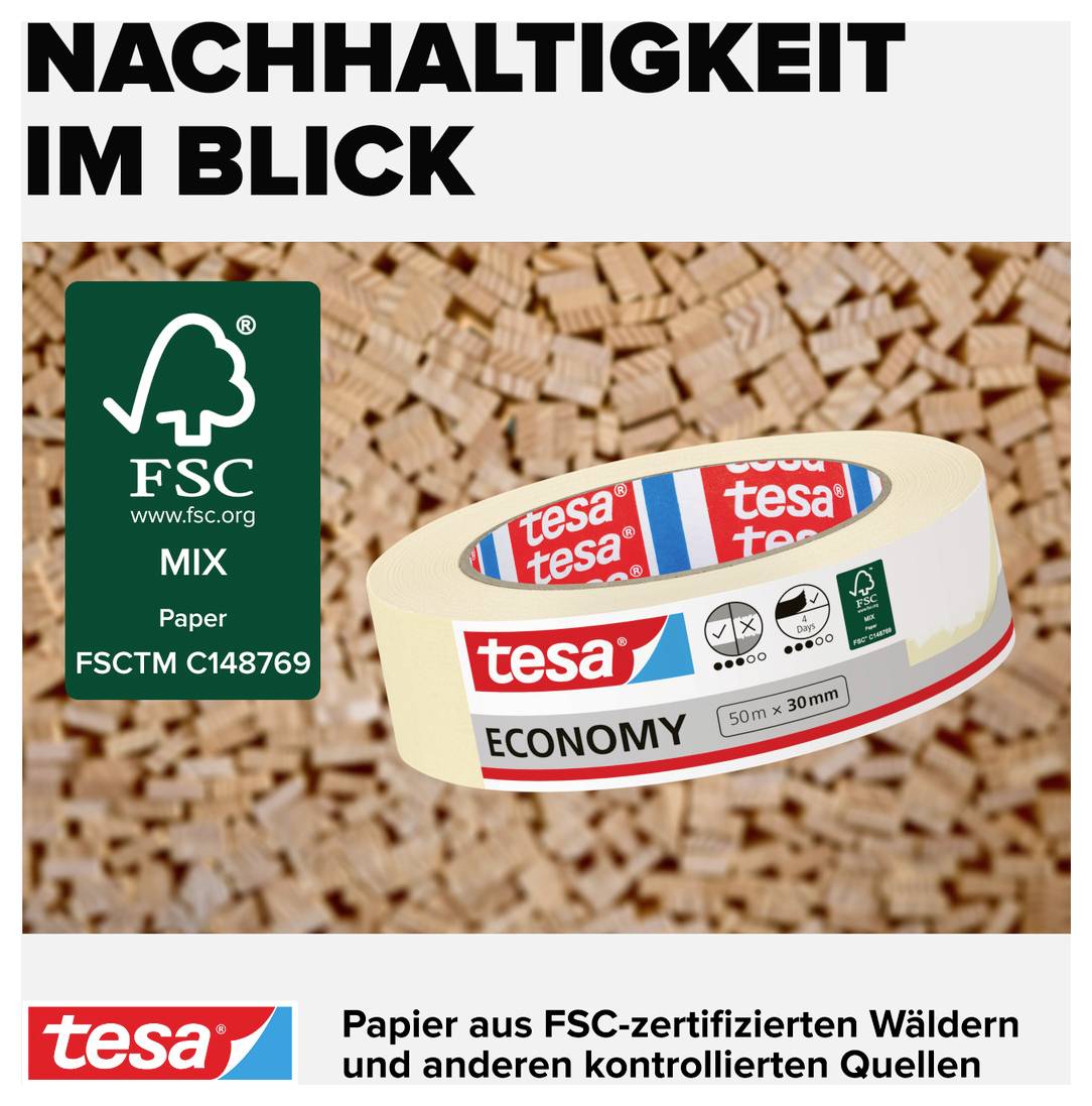 'Udržitelnost v pohledu.' Zobrazení lepicí pásky Tesa 'Economy' s certifikací FSC, obklopené dřevěnými pilinami.