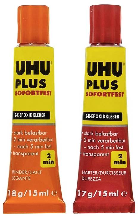 Dvě tuby UHU Plus Sofortfest dvousložkového epoxidového lepidla, jedna oranžová, jedna žlutá. Text poukazuje na vysokou pevnost a krátkou dobu zpracovatelnosti.